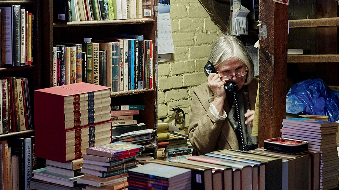 Donna Jean-Louis dans la librairie